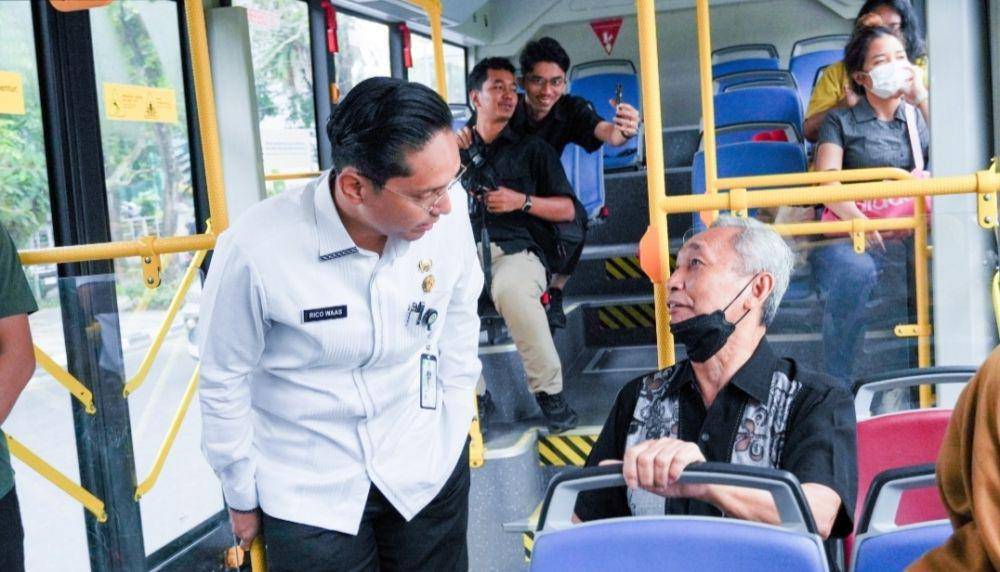 Wali Kota Medan Rico Waas saat menaiki bus listrik (Dok. Diskominfo Medan)