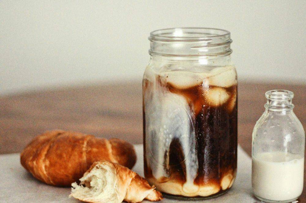 ilustrasi penyajian es kopi susu gula are (unsplash.com/Leighann Blackwood)