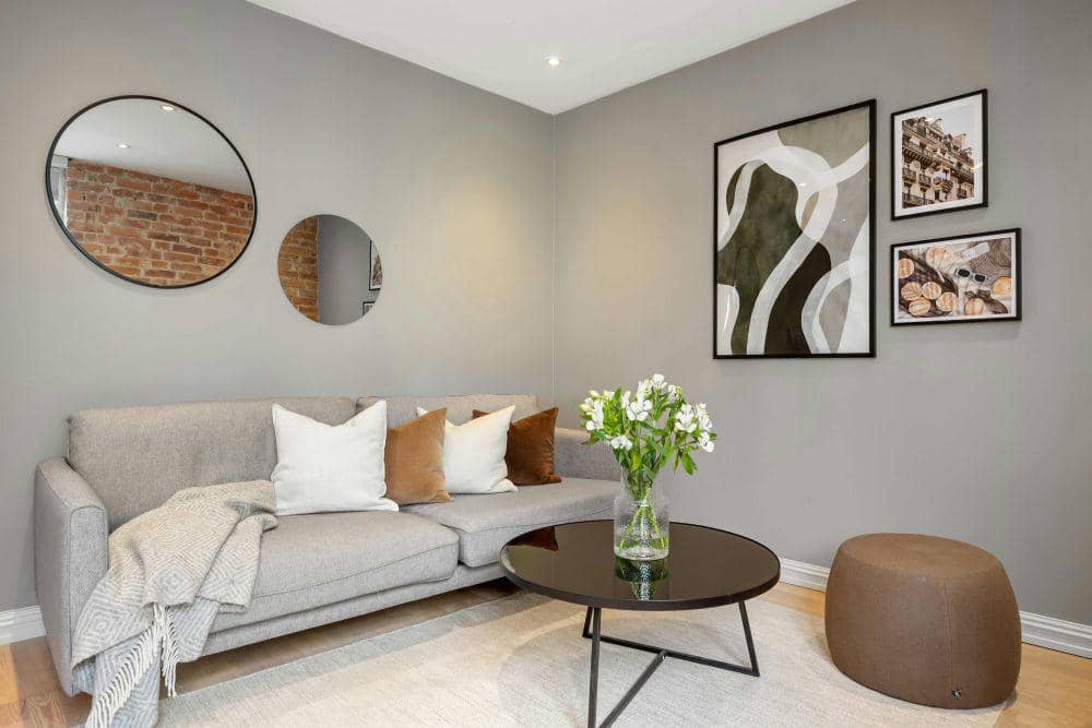 inspirasi ruang tamu dengan bangku ottoman (unsplash.com/Lisa Anna)