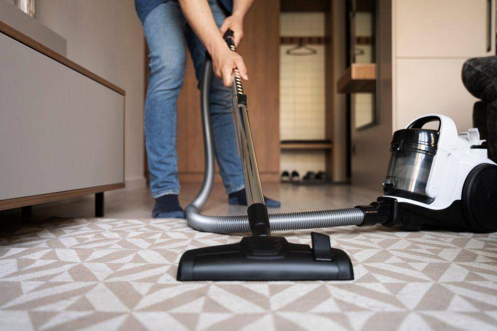ilustrasi membersihkan karpet dengan wet vacuum (freepik.com/freepik)