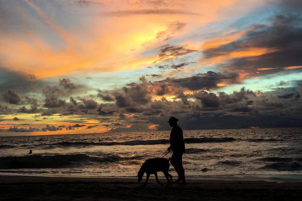jalan-jalan santai di Pantai Legian sore hari (dok.pribadi/Natalia Indah)