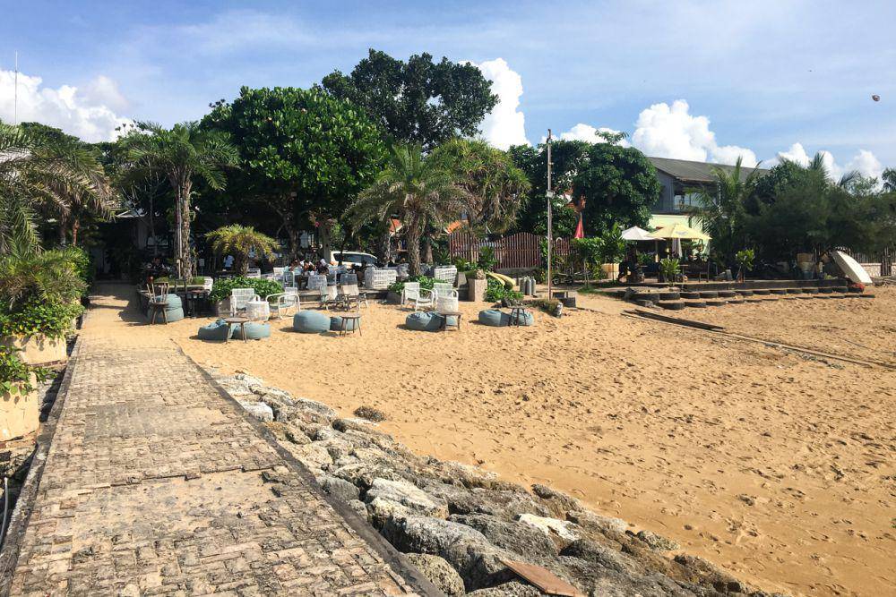 beberapa kafe di tepi pantai yang bisa untuk nongkrong (dok.pribadi/Natalia Indah)