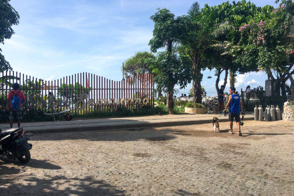 papan nama pantai di pintu masuk (dok.pribadi/Natalia Indah)