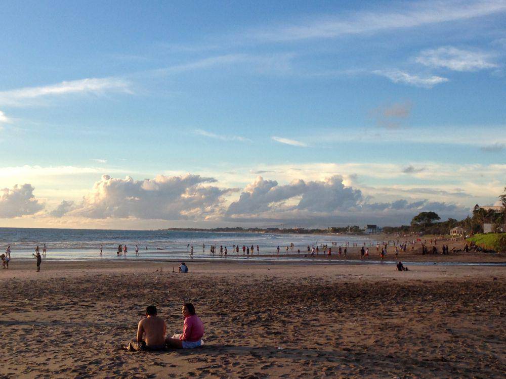 nongkrong santai di tepi pantai (dok.pribadi/Natalia Indah)