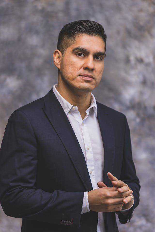 ilustrasi potongan rambut untuk pria wajah kotak (pexels.com/Fernando Cortes)