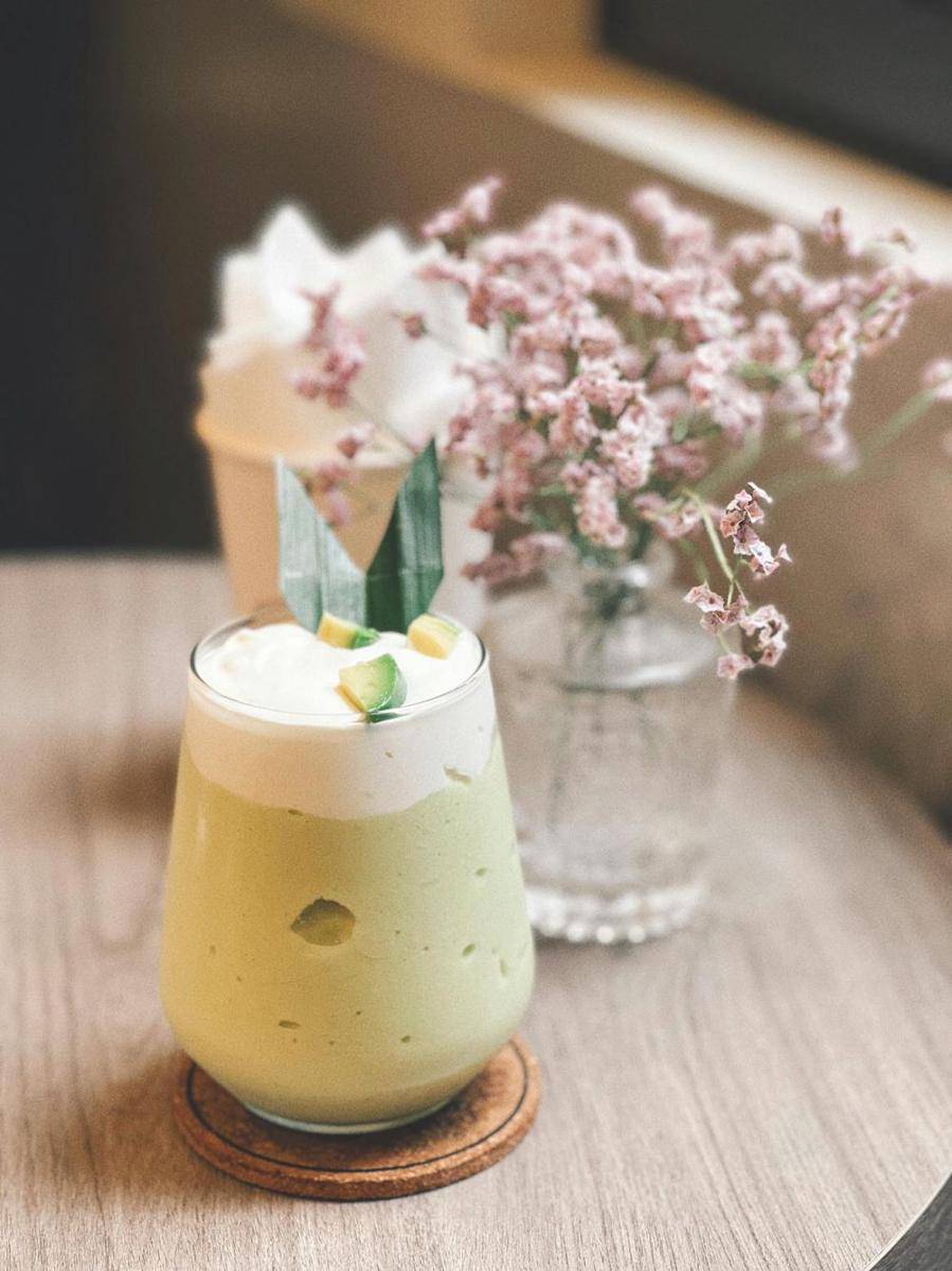 oat milk creamy avocado smoothie (pexels.com/Jayce Q)