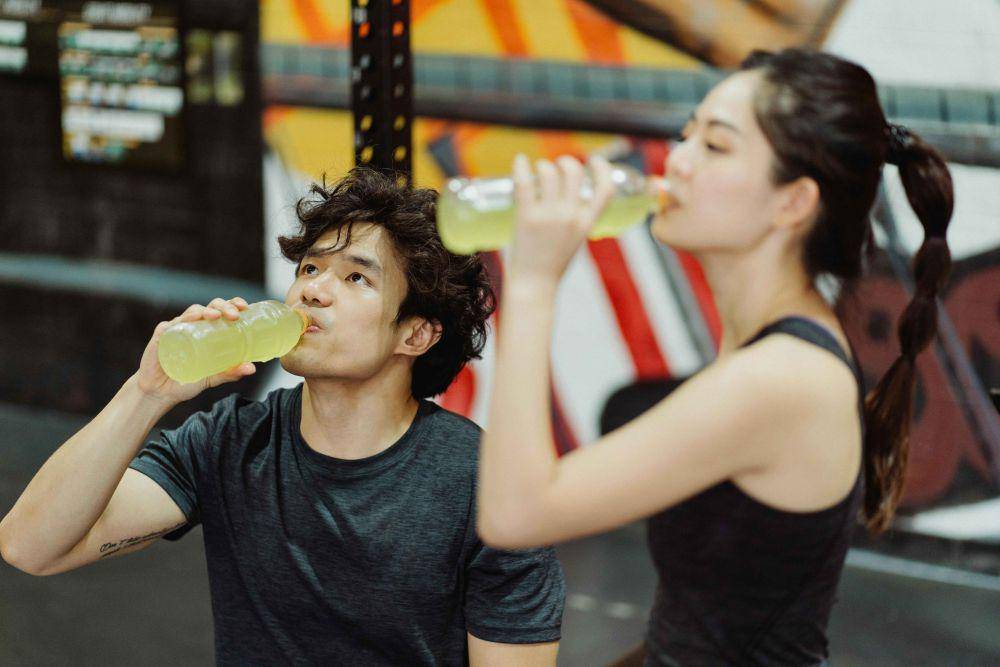 Ilustrasi pasangan minum minuman berenergi setelah olahraga (pexels.com/Ketut Subiyanto)