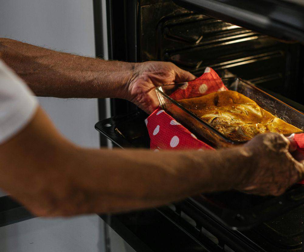 ilustrasi oven bolu keju (pexels.com/SHVETS production)