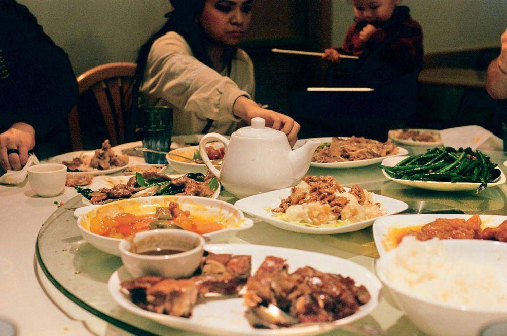 ilustrasi konsumsi makanan bergizi saat sahur dan buka (unsplash.com/Samuel Yongbo Kwon)