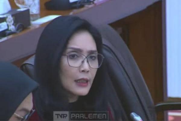 Anggota DPR, Rieke Diah Pitaloka ketika berada di ruang rapat DPR. (Tangkapan layar YouTube komisi VI)