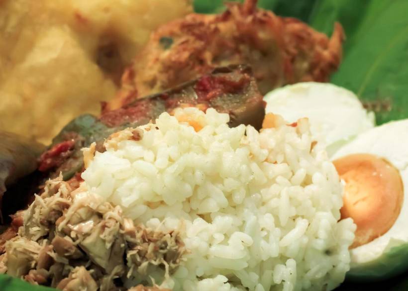 ilustrasi nasi uduk Betawi (vecteezy.com/adi657010679396)