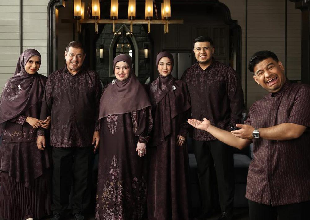7 Inspirasi Gaya Foto Keluarga untuk Lebaran 2025, Kompak!