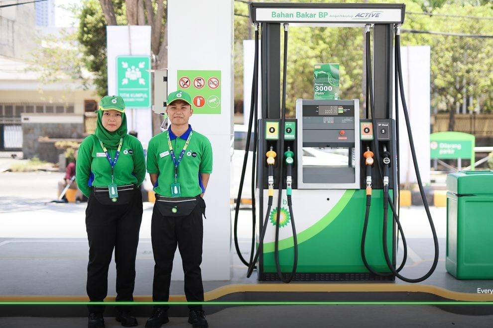 Ilustrasi petugas SPBU BP AKR Indonesia 