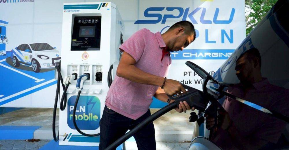 potret pengisian daya listrik di SPKLU (web.pln.co.id)