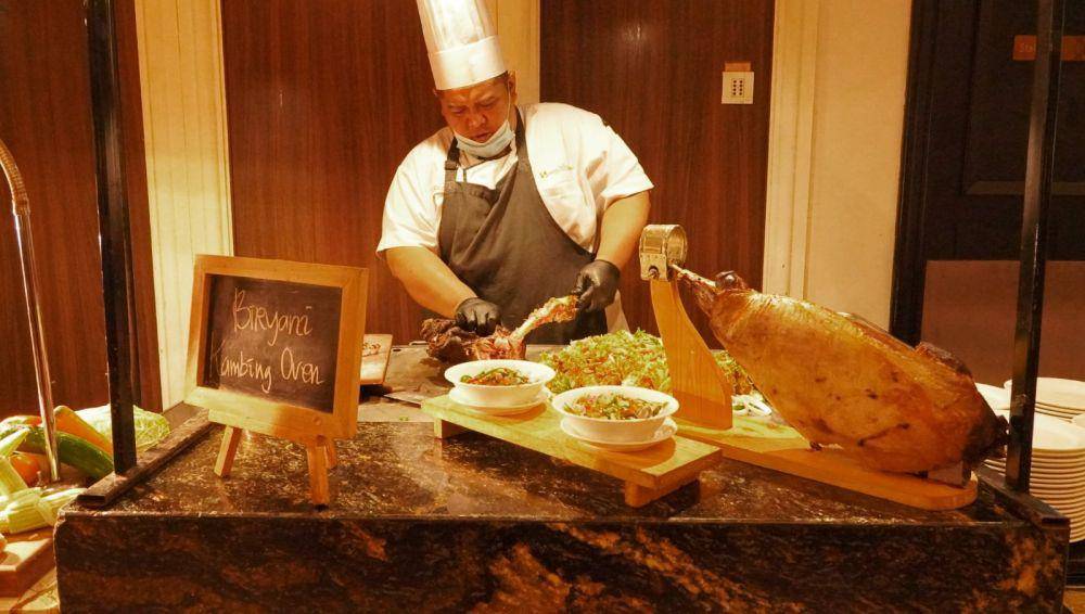Potret chef di Swiss-Belboutique Yogyakarta (IDN Times/Dhiya Awlia Azzahra)