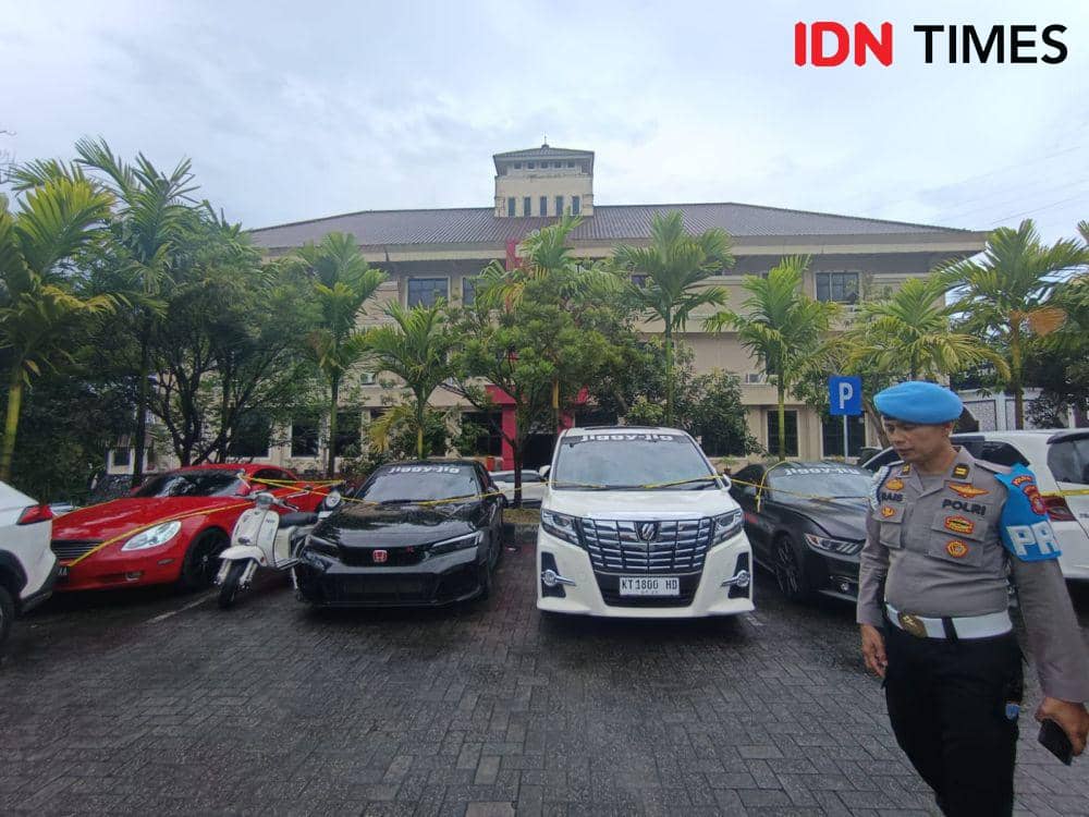 Deretan kendaraan milik Direktur Persiba, Catur Adi, yang disita Bareskrim Mabes Polri , dititipkan di Polda Kaltim. (IDN Times/Erik Alfian)