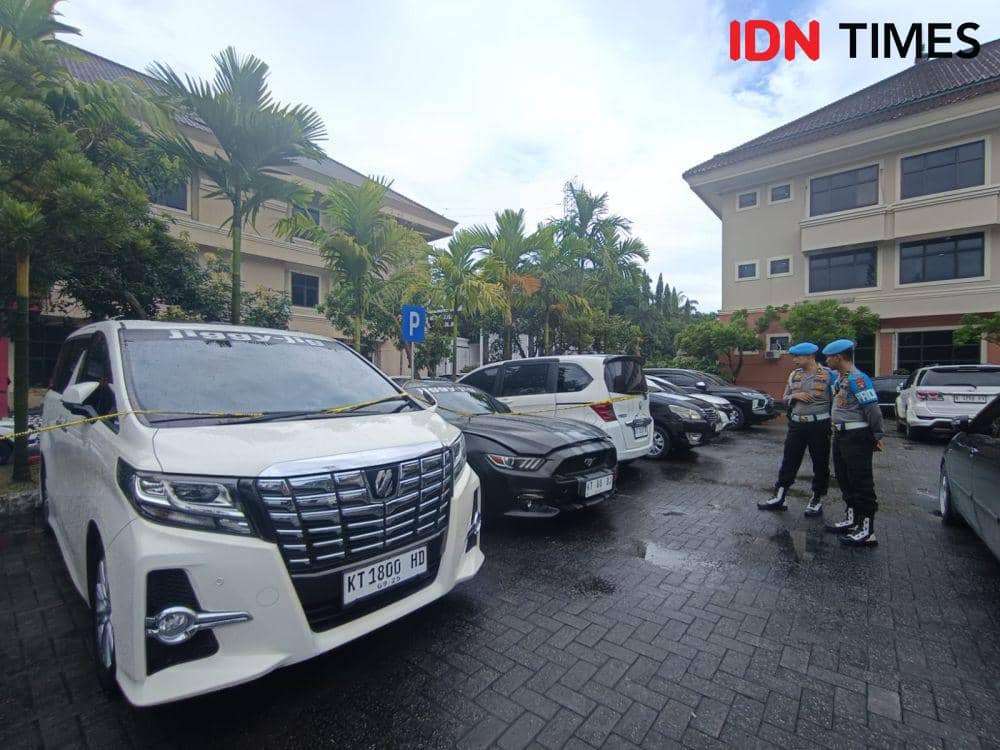Deretan kendaraan milik Direktur Persiba, Catur Adi, yang disita Bareskrim Mabes Polri , dititipkan di Polda Kaltim. (IDN Times/Erik Alfian)