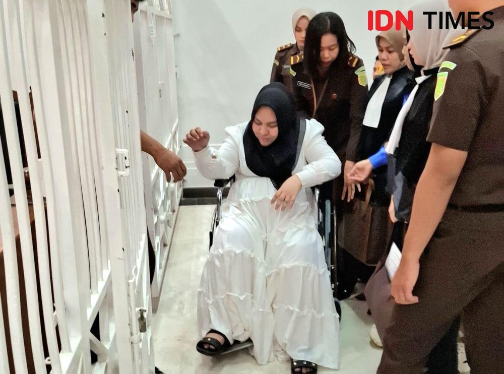 Hadiri Sidang Skincare Ilegal, Mira Hayati Dibantu Kursi Roda