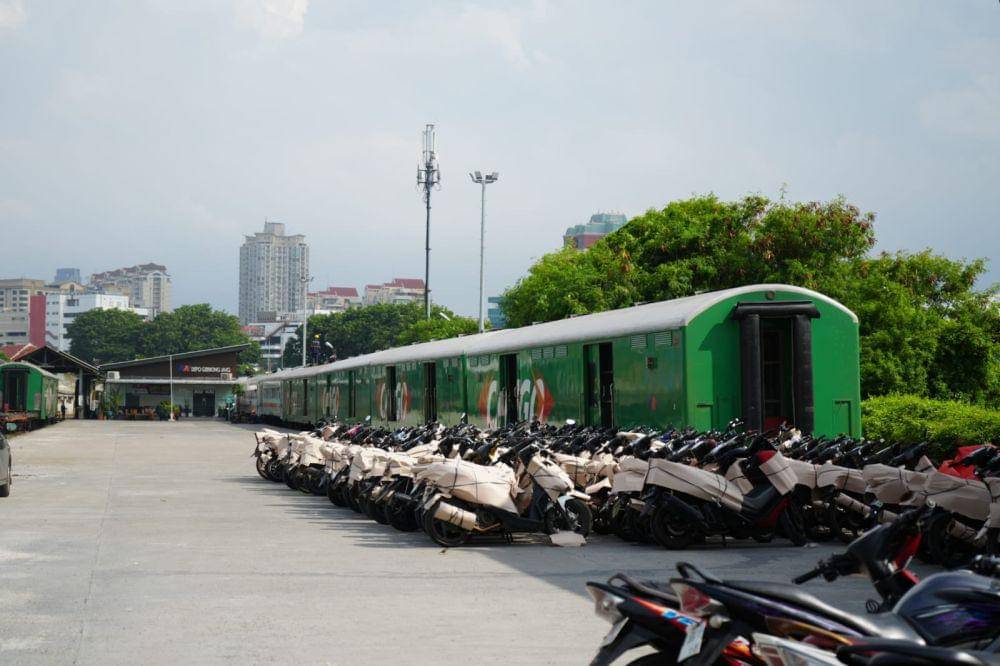 ilustrasi mengirim motor dengan kereta api (dok. DJKA)