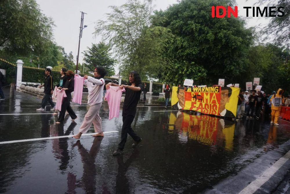 Puluhan orang yang tergabung dalam Aliansi Jogja Memanggil menggelar aksi turun ke jalan dan melakukan ruwatan terhadap penguasa, Selasa (11/3/2025) sore. (IDNTimes/Tunggul Damarjati)