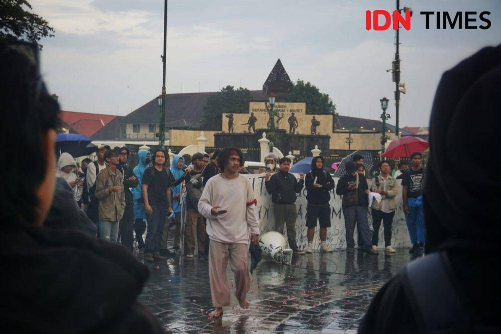 Puluhan orang yang tergabung dalam Aliansi Jogja Memanggil menggelar aksi turun ke jalan dan melakukan ruwatan terhadap penguasa, Selasa (11/3/2025) sore. (IDNTimes/Tunggul Damarjati)