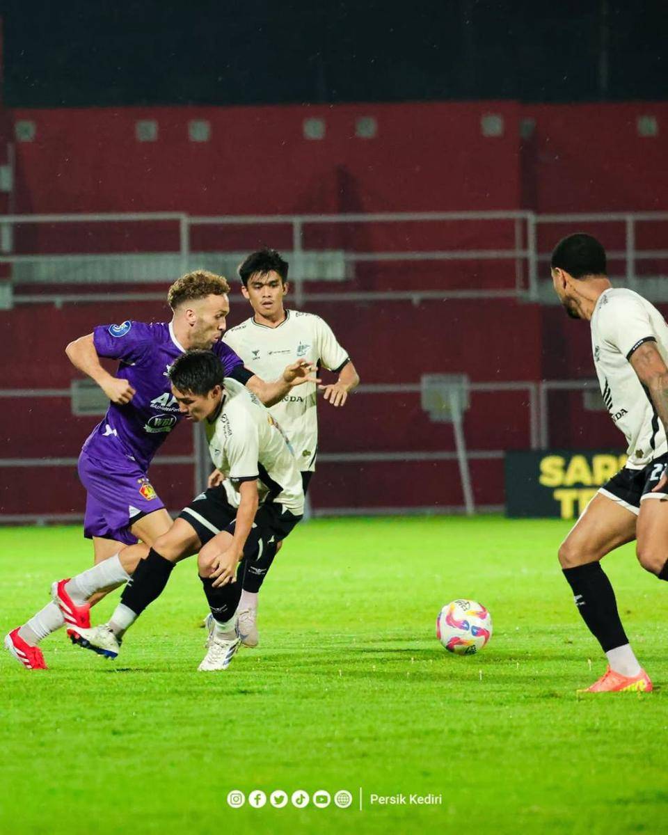 Pemain Persik Kediri saat melawan PSM Makasar. instagram.com/persikfcofficial