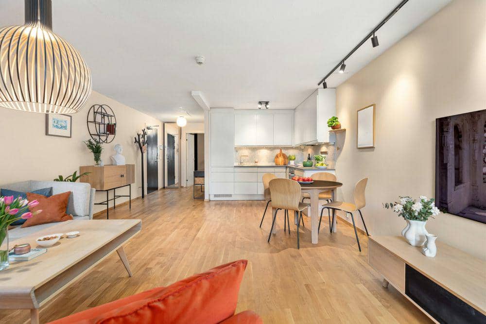 Lantai bersih bebas resiko tersandung dan terpeleset (unsplash.com/Lisa Anna)