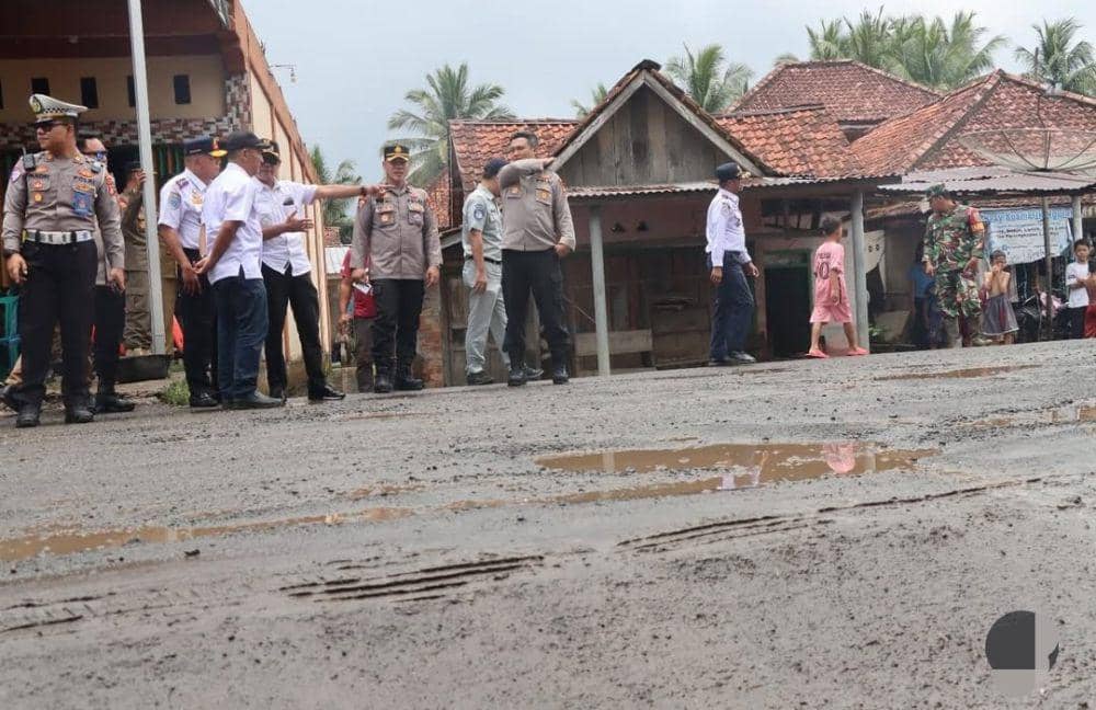 Kondisi jalan di Jalinteng Muba yang rusak. (Dok. Polres Muba)