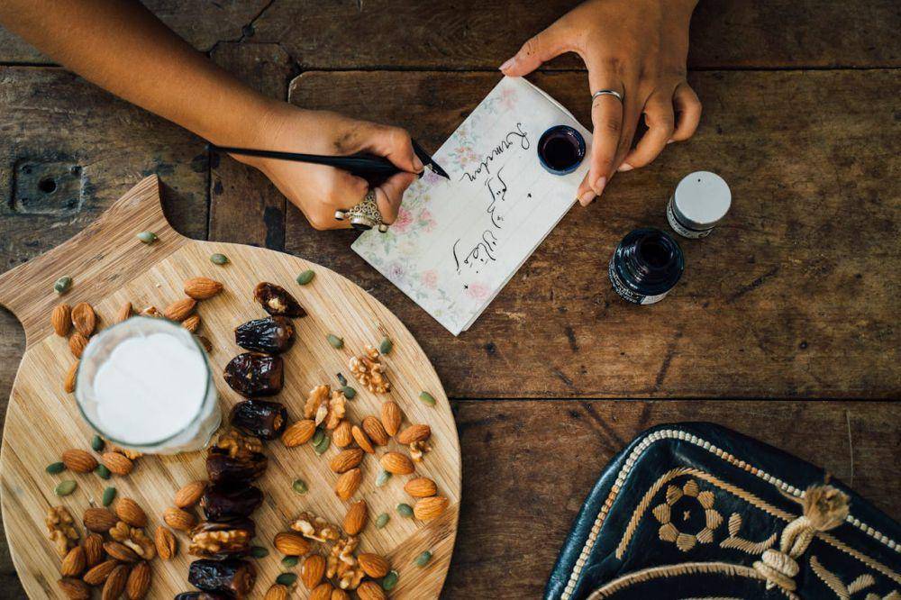 Ilustrasi menu makanan saat berbuka (pexels.com/Anna Tarazevich)