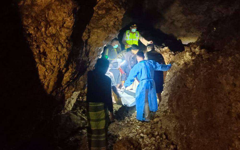 Evakuasi kerangka manusia di Goa Pletes, Kabupaten Malang. (Dok. Humas Polres Malang)