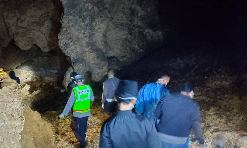 Evakuasi kerangka manusia di Goa Pletes, Kabupaten Malang. (Dok. Humas Polres Malang)