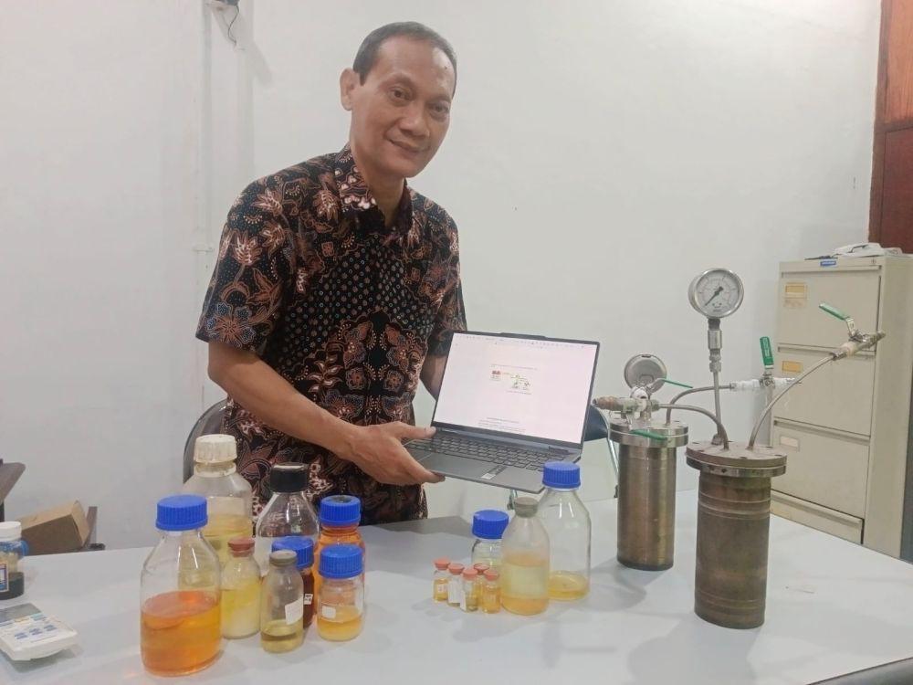 Profesor ITS Berhasil Ubah Plastik Jadi Bensin RON 98-102