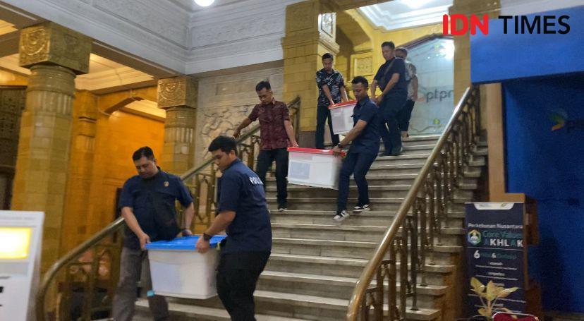 Penyidik Bawa 6 Boks Barbuk dari Kantor PTPN di Surabaya