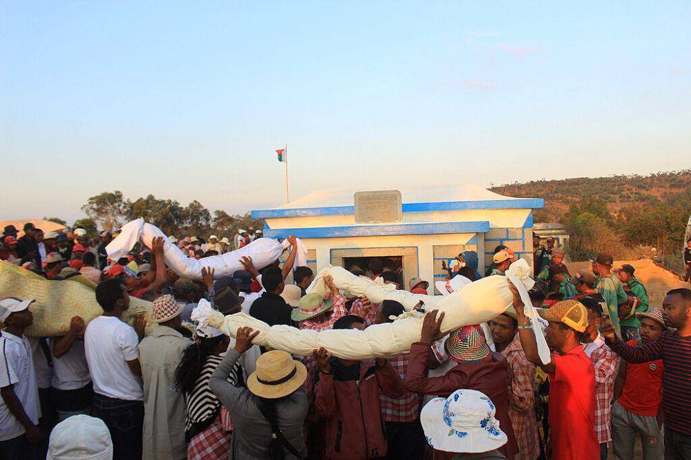 Ritual Famadihana di Madagaskar (commons.wikimedia.org/wiki/MPMF24)