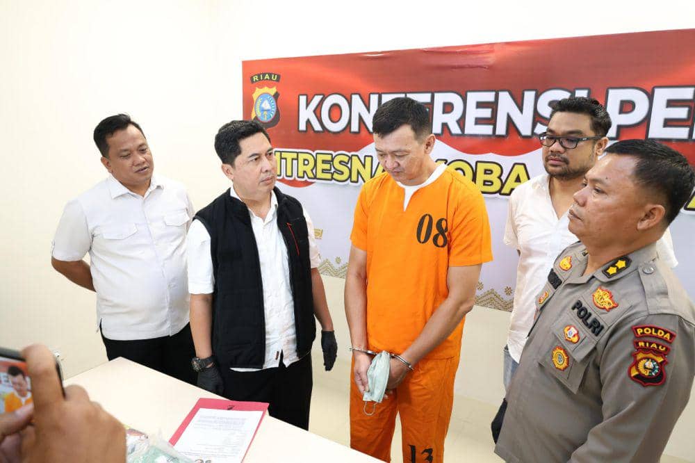 DK saat diinterogasi Wakil Direktur Reserse Narkoba Polda Riau AKBP Nandang Lirama (IDN Times/ Fanny Rizano)