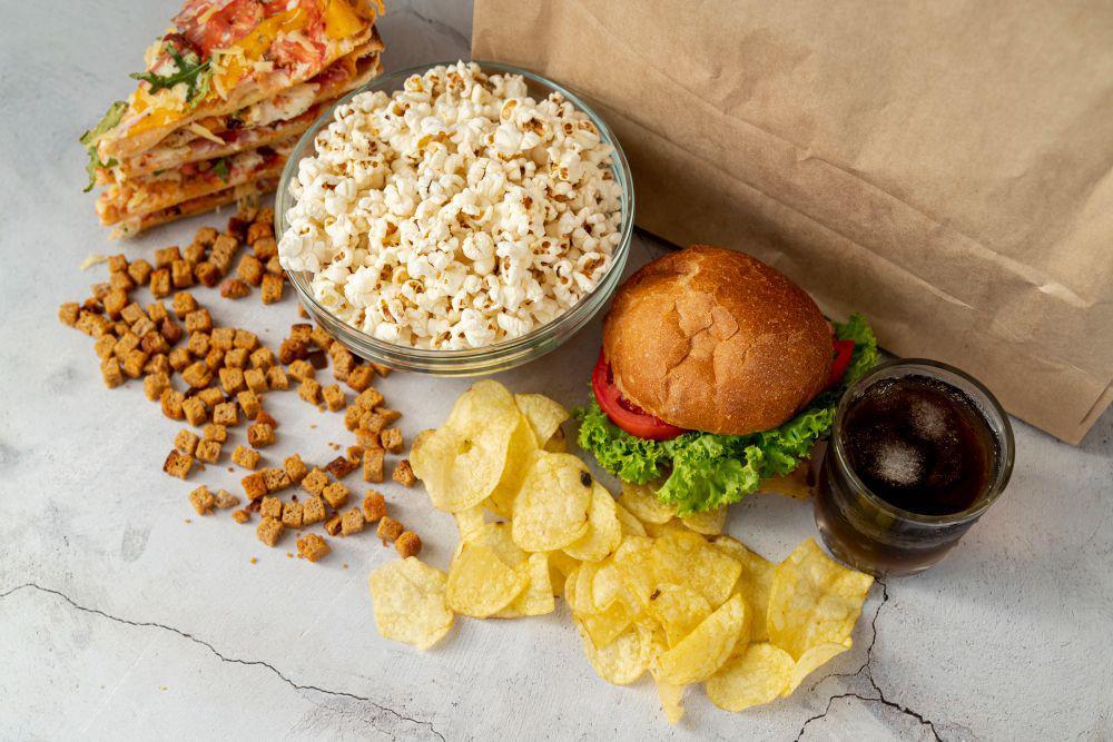 5 Perbedaan Junk Food dan Fast Food yang Belum Banyak Orang Tahu