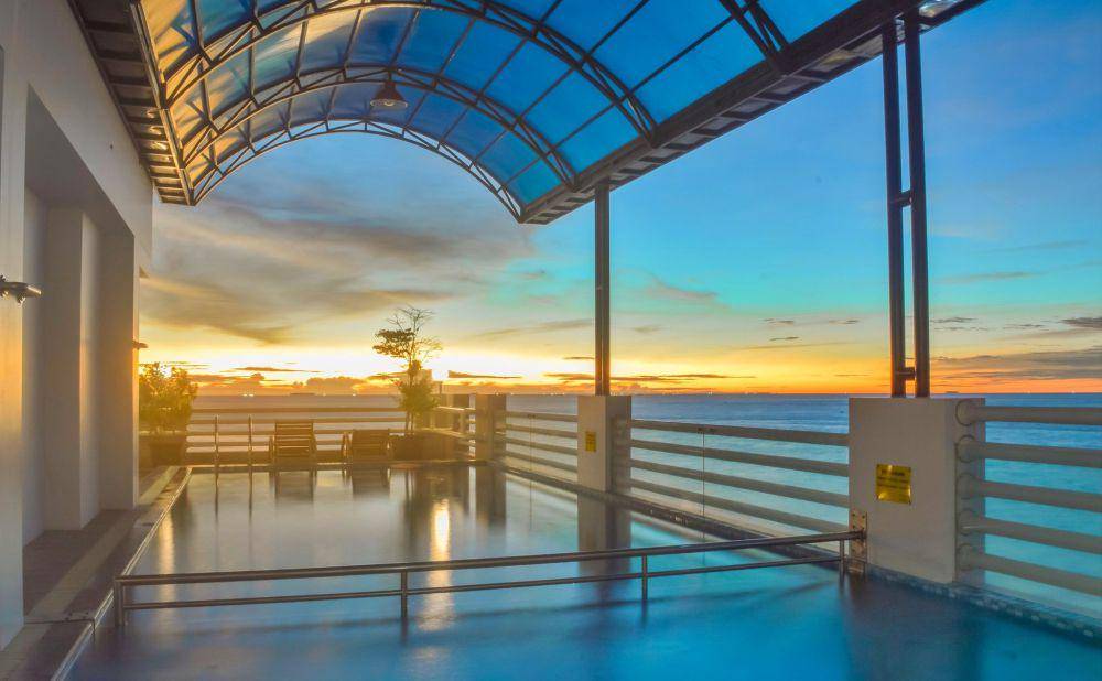 kolam renang Ocean Beach Hotel Padang (facebook.com/oceanbeachhotelpadang)