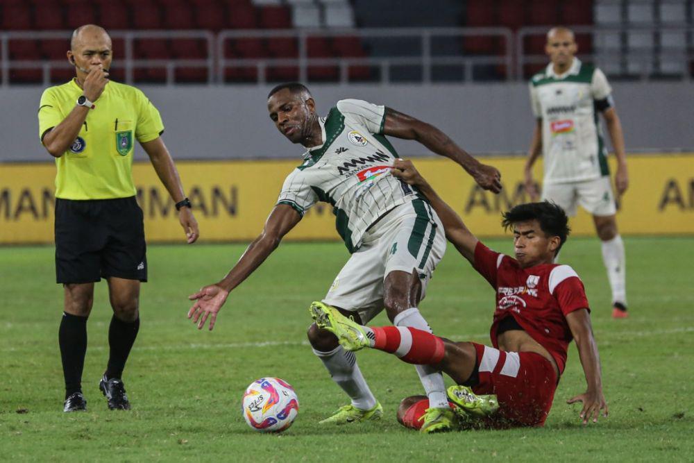 Pertandingan PSS Sleman vs Persis Solo di Stadion Jatidiri, Semarang, Jawa Tengah, Selasa (11/3/2025). (ANTARA FOTO/Makna Zaezar)