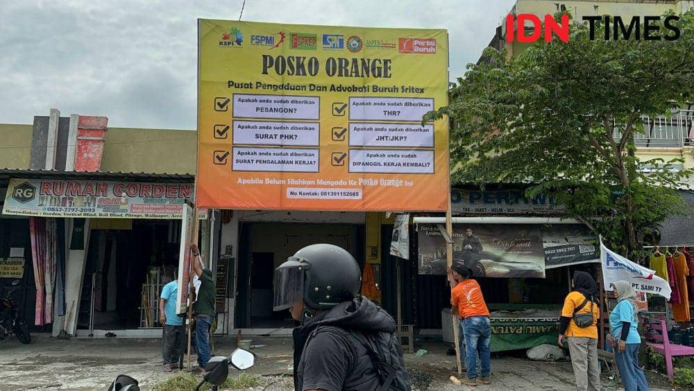 Posko Orange yang didirikan oleh KSPI Jateng di depan PT Sritex, Sukoharjo. (IDN Times/Larasati Rey)
