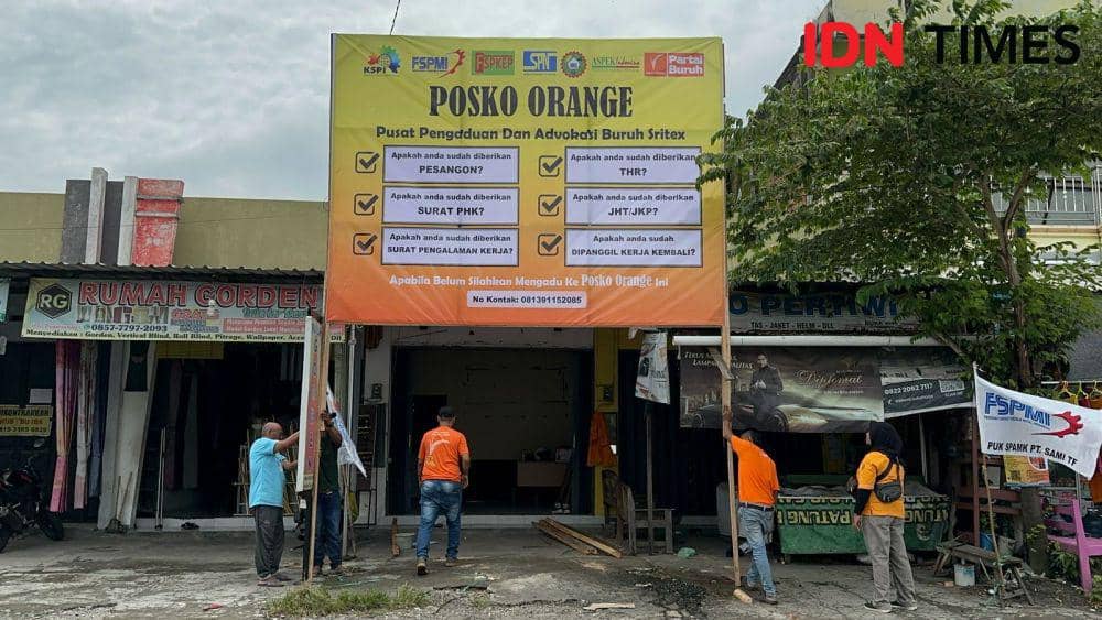 Posko Orange yang didirikan oleh KSPI Jateng di depan PT Sritex, Sukoharjo. (IDN Times/Larasati Rey)