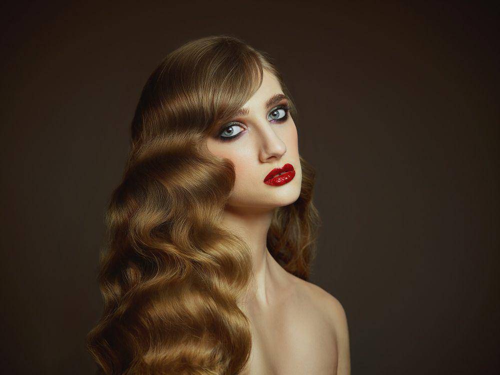 model rambut side swept waves (freepik.com/master1305)