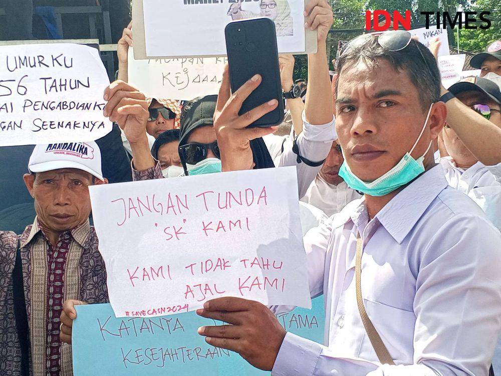 Ilustrasi aksi demo calon PPPK NTB, Senin (10/3/2025). (IDN Times/Muhammad Nasir)