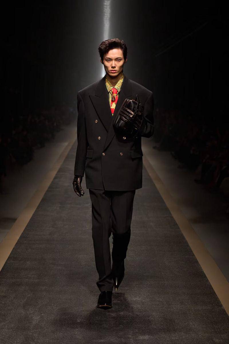 Versace F/W 2025-26 di Milan Fashion Week (dok. Versace)