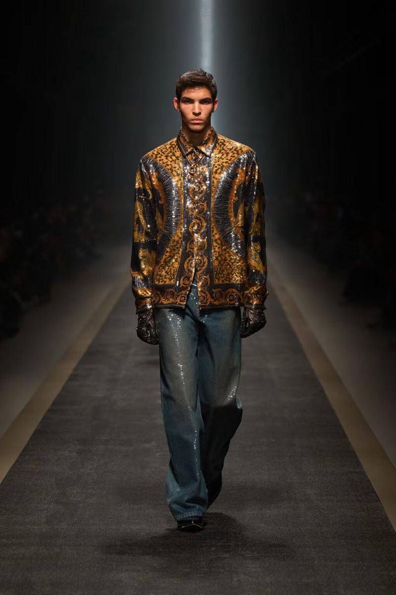 Versace F/W 2025-26 di Milan Fashion Week (dok. Versace)