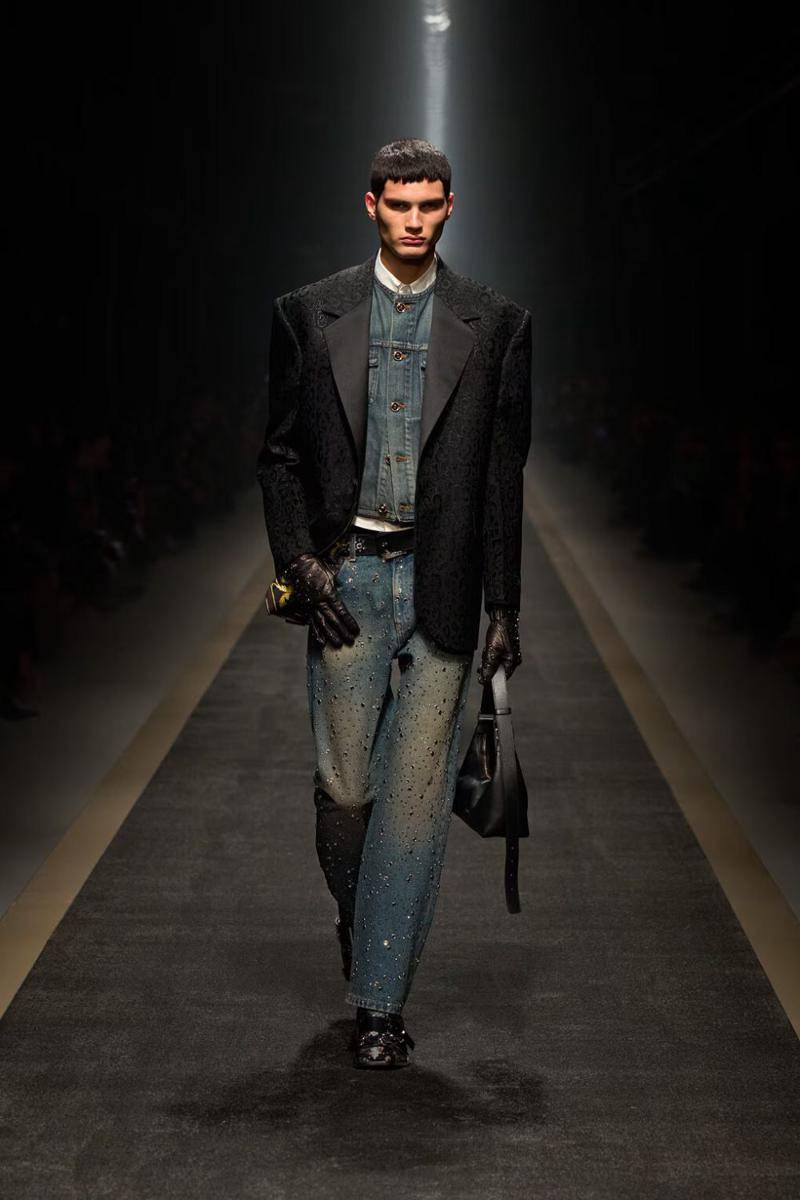 Versace F/W 2025-26 di Milan Fashion Week (dok. Versace)