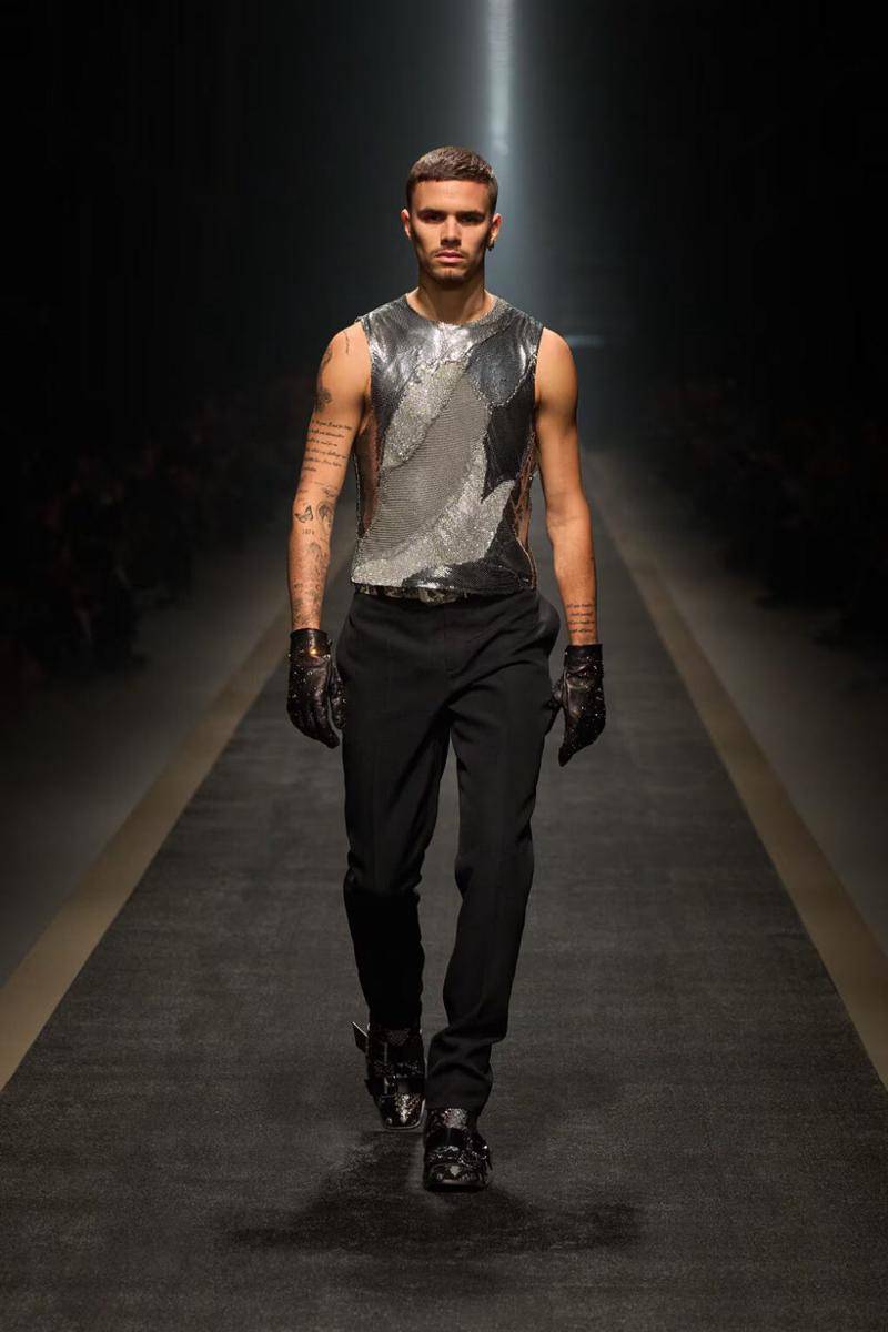 Versace F/W 2025-26 di Milan Fashion Week (dok. Versace)