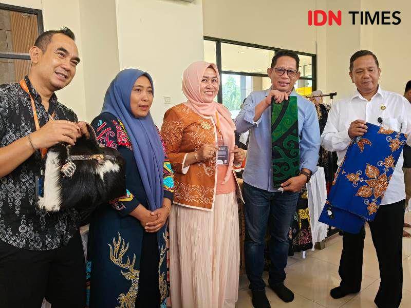 Deputi Alimuddin, Dwi Cahyo Noviyanto dan Dir Penmas menunjukan produk UMKM lokal berupa batik (IDN Times/Ervan)