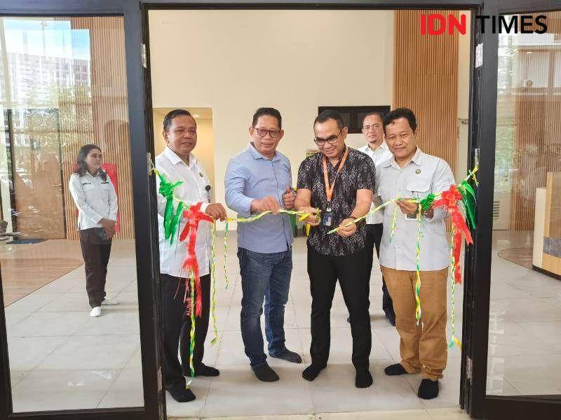 Deputi Alimuddin bersama perwakil PT. BNI, Dwi Cahyo Noviyanto lakukan pemotongan pita peresmian Bazar Ramadhan didampingi Dir Penmas, Conrita Ermanto dan Dir Yandas Suwito (IDN Times/Ervan)