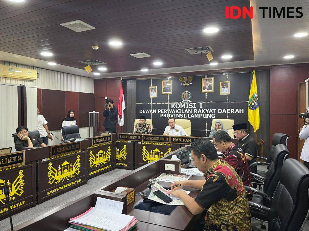KPU dan Bawaslu Provinsi Lampung melaksanakan rapat dengar pendapat dengan Komisi I DPRD Provinsi Lampung. (IDN Times/Tama Yudha Wiguna).