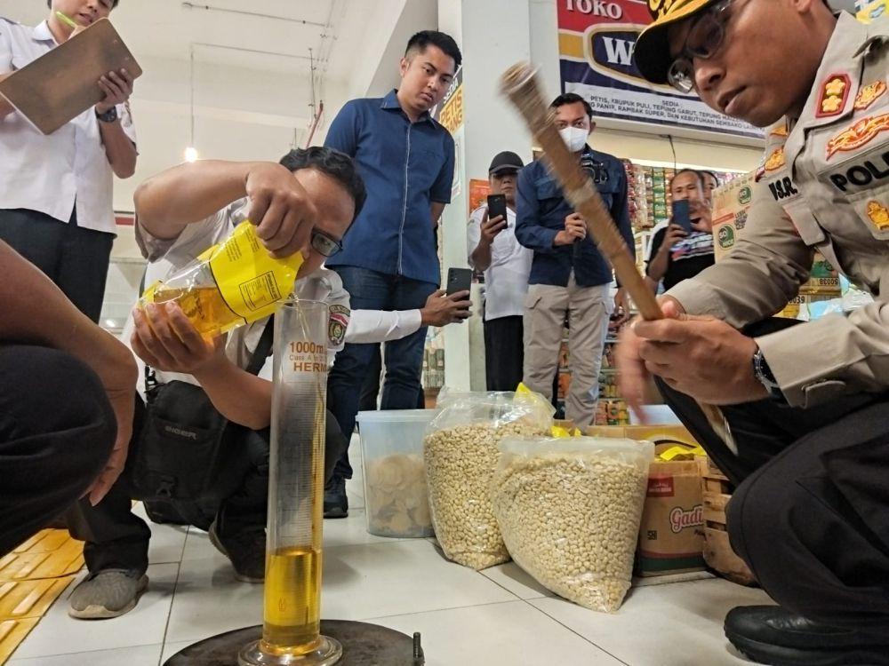 MinyaKita di Ngawi Dijual di Atas HET dan Takaran Kurang